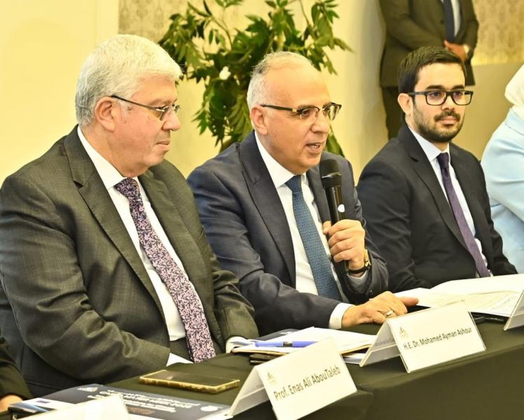 فوز طلاب جامعة حلوان بالمركز الأول عن مشروع لتحلية مياه البحر لإنتاج الهيدروجين الأخضر