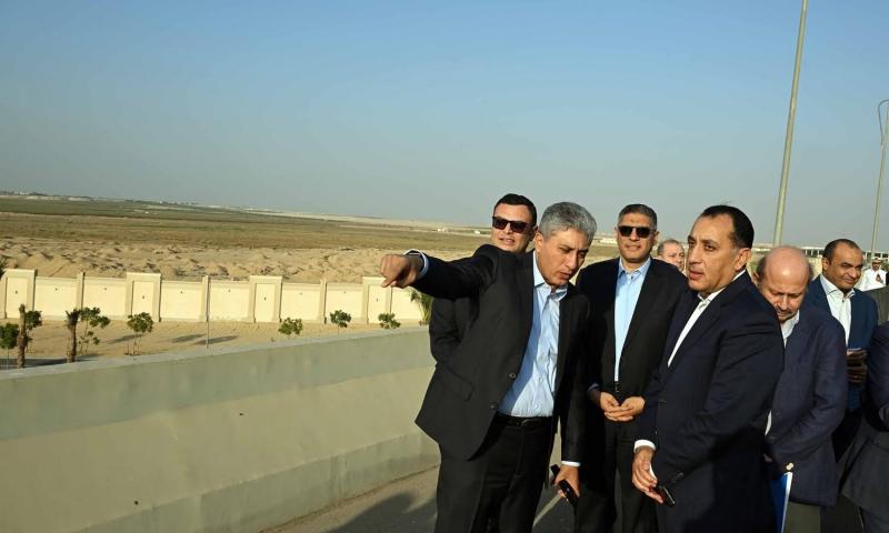 رئيس الوزراء يطمئن ميدانيا على الانتهاء من أعمال تطوير المنطقة المحيطة بالمتحف المصري الكبير والطرق المؤدية إليه