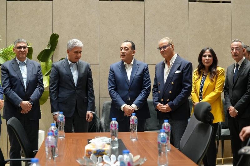 رئيس الوزراء يتابع مع مسئولي الشركة المتحدة الموقف الحالي للترتيبات والتجهيزات النهائية لاحتفالية الافتتاح