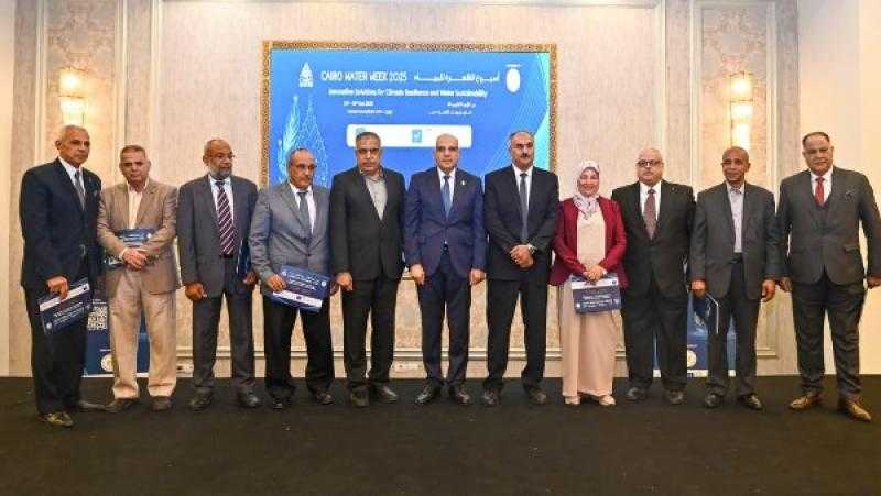 سويلم يكرم قيادات وزارة الري المحالين للمعاش ويدعو لنقل الخبرات لشباب العاملين