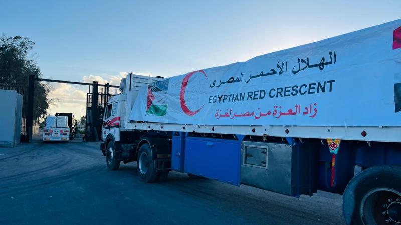 الهلال الأحمر المصري: 4 آلاف طن مساعدات إنسانية وبترولية عبر قافلة «زاد العزة» الـ 52 إلى غزة
