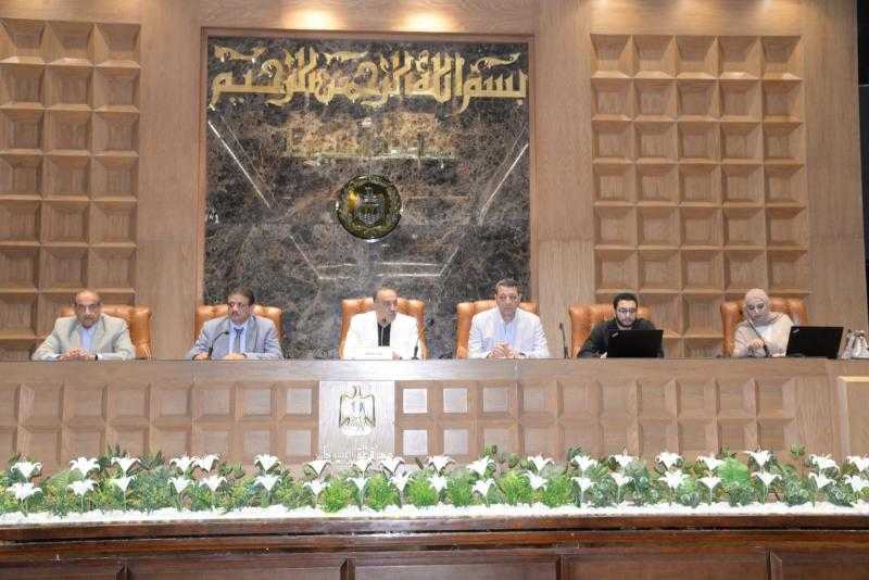 محافظ أسيوط يعقد اجتماعًا موسعًا مع مسئولي الشركات والمرافق لمتابعة تنفيذ مشروعات حياة كريمة