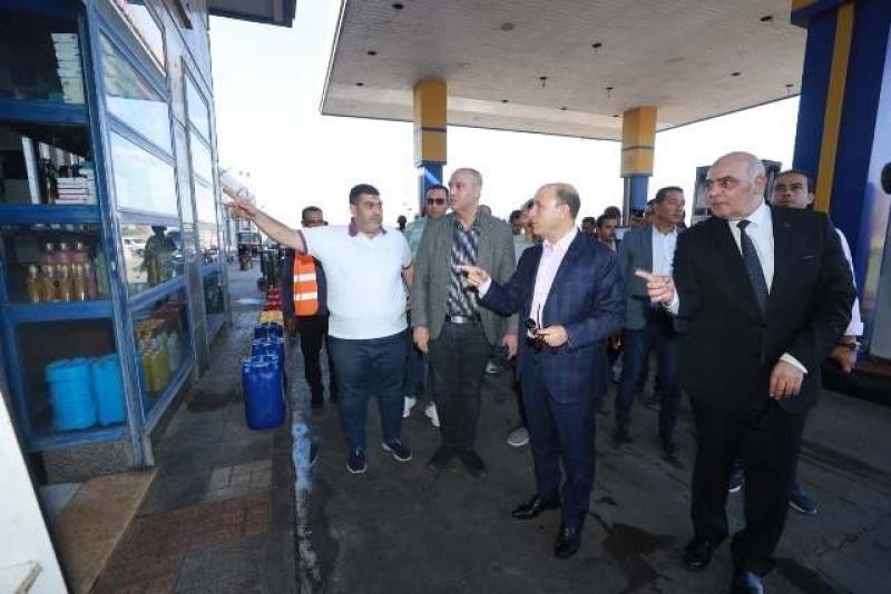 محافظ كفر الشيخ يتفقد عددًا من محطات الوقود للتأكد من تطبيق الأسعار المقررة