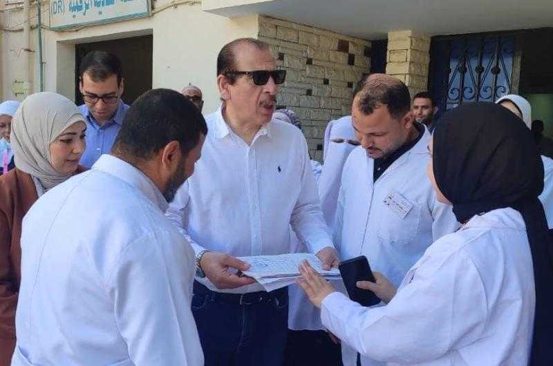 نائب وزير الصحة يتفقد منشآت صحية بالفيوم ويستمع لمقترحات المواطنين والفرق الطبية