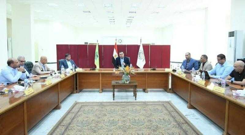 وزير الاسكان يعقد اجتماعًا مع رؤساء العاشر من رمضان وحدائق العاشر من رمضان والعبور والعبور الجديدة