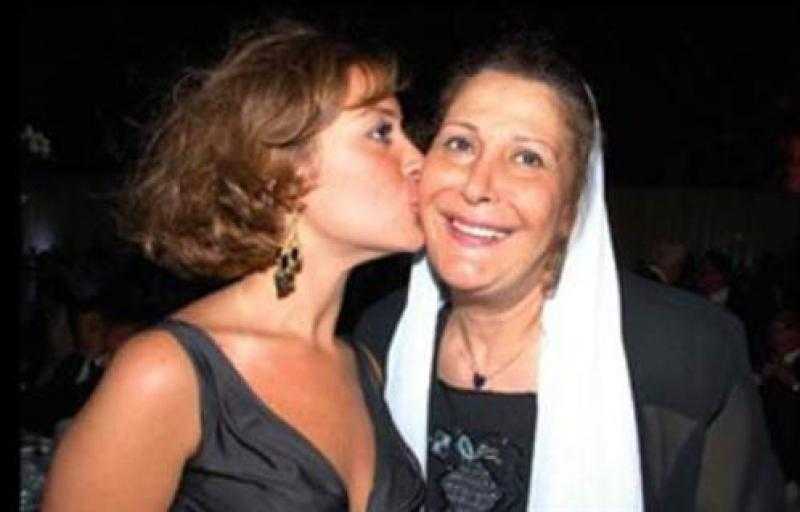 منة شلبي: أنا ولا شيء بدون زيزي مصطفى.. واليوم أتشرف بأن أكون أما لوالدتي