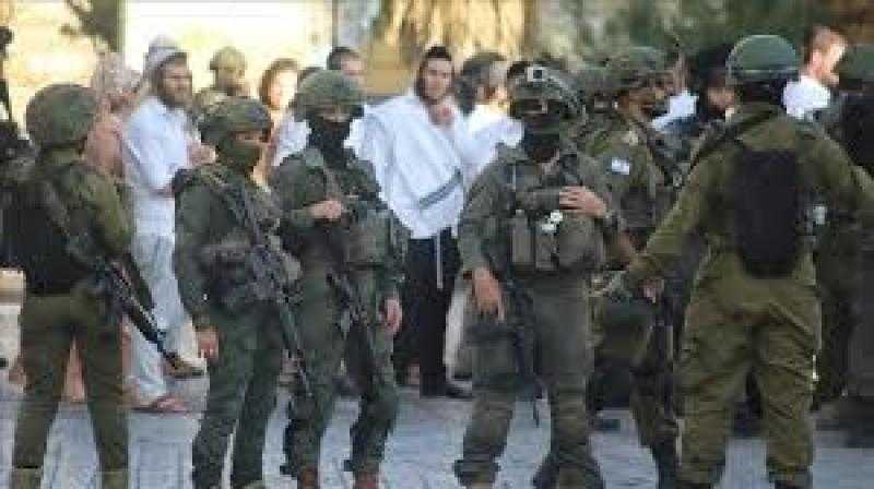 إصابة متضامن أجنبي وفلسطينيين اثنين في هجوم لمستوطنين شمال شرق رام الله