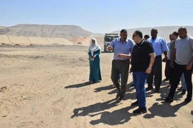 محافظ أسيوط يتابع أعمال المحور التنموي الجديد بين البداري وطريق البحر الأحمر ويوجه بزراعة جانبي الطريق