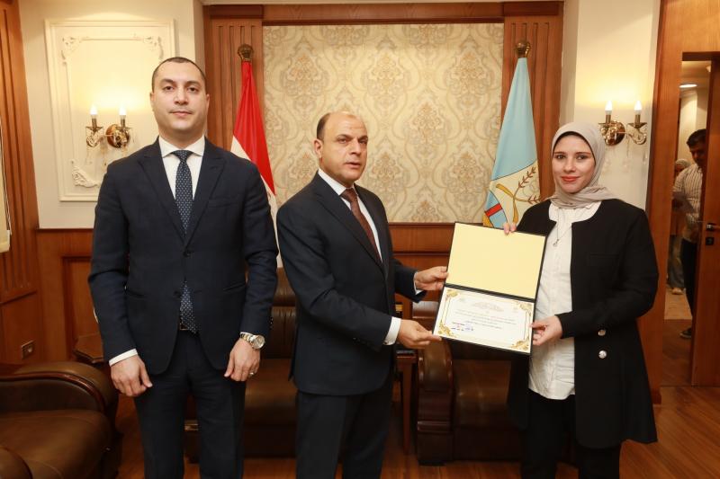 محافظ كفرالشيخ يكرم فريق عمل مركز نظم المعلومات الجيومكانية وعددًا من مديري الوحدات المتميزة بالمراكز والمدن