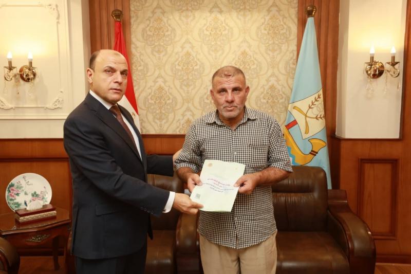 محافظ كفرالشيخ يُسلّم 6 عقود تقنين أراضي أملاك دولة للمستفيدين