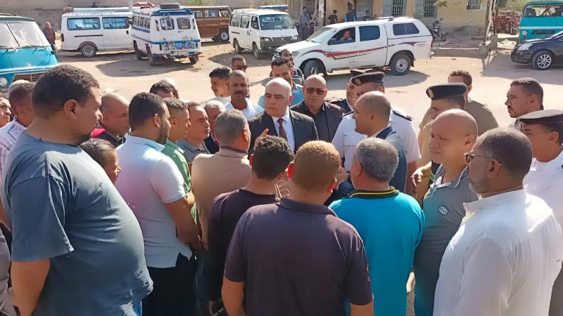 محافظ كفرالشيخ يتابع تطبيق التعريفة الجديدة لنقل الركاب بمواقف السيارات