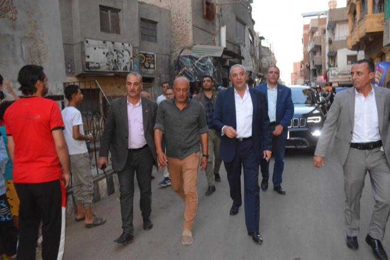 محافظ الغربية يجوب طنطا سيرا على الأقدام لمتابعة أعمال النظافة ورفع الإشغالات.. صور