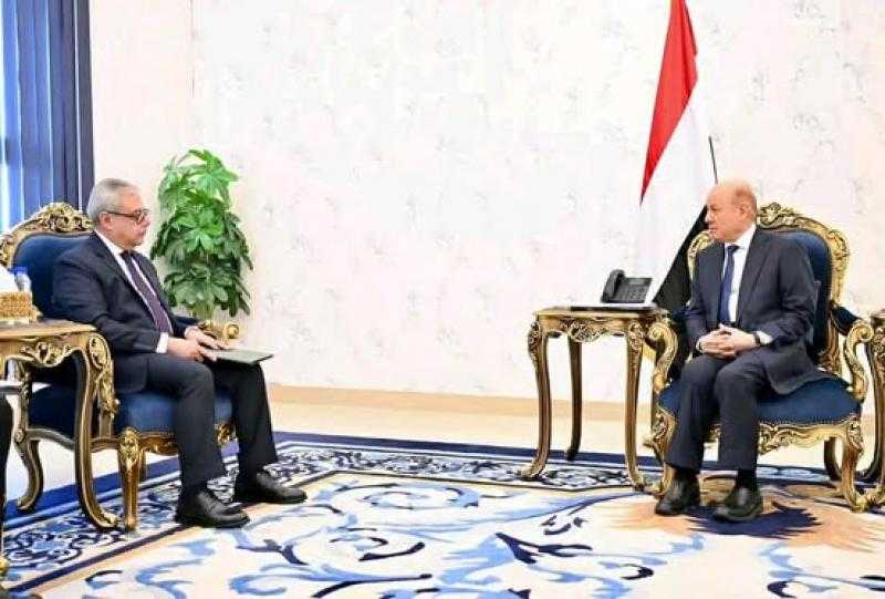 السفير المصري لدى اليمن يُقدم أوراق اعتماده إلى رئيس مجلس القيادة الرئاسي للجمهورية اليمنية