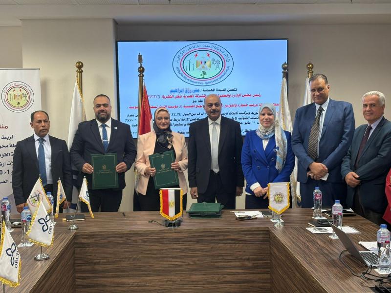 ”نقل الكهرباء” توقع 3 عقود لتعزيز مشروعات الشبكة القومية ودعم منظومة القطار السريع