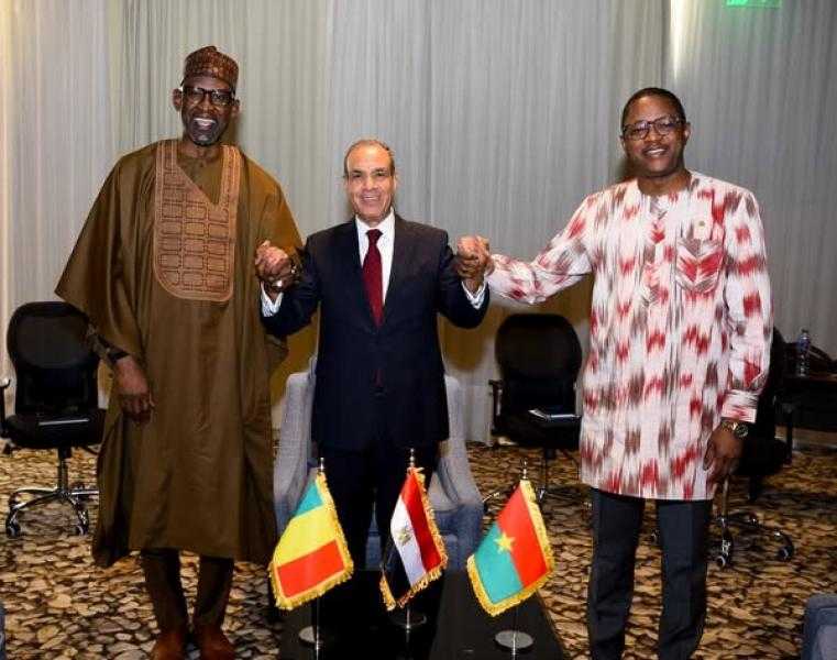 وزير الخارجية يعقد لقاءً ثلاثيًا مع نظيريه المالي والبوركيني على هامش منتدى أسوان للسلام والتنمية المستدامين