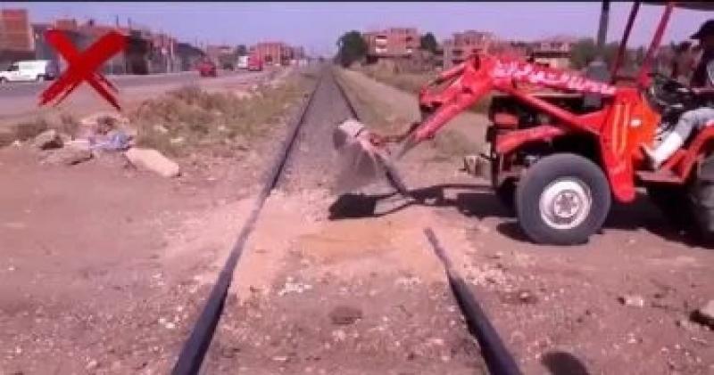 وزارة النقل تناشد المواطنين عدم إقامة معابر غير شرعية على قضبان السكة الحديد