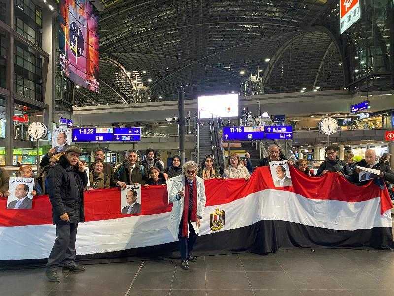 بالأعلام ولافتات ”تحيا مصر”.. الجاليات المصرية بأوروبا تستعد لاستقبال الرئيس السيسي في بروكسل| صور