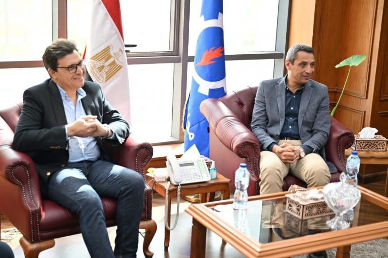 وزير الثقافة يلتقي محافظ السويس لبحث سبل دعم الأنشطة الإبداعية ومستجدات عددٍ من المشروعات الثقافية بالمحافظة