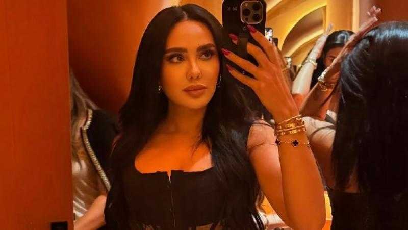 مي القاضي تخطف الأنظار بإطلالة جريئة