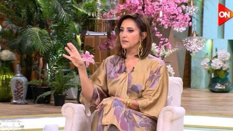 عايزين ريتش.. حنان مطاوع تنتقد تصويرها مع ابنتها في مول