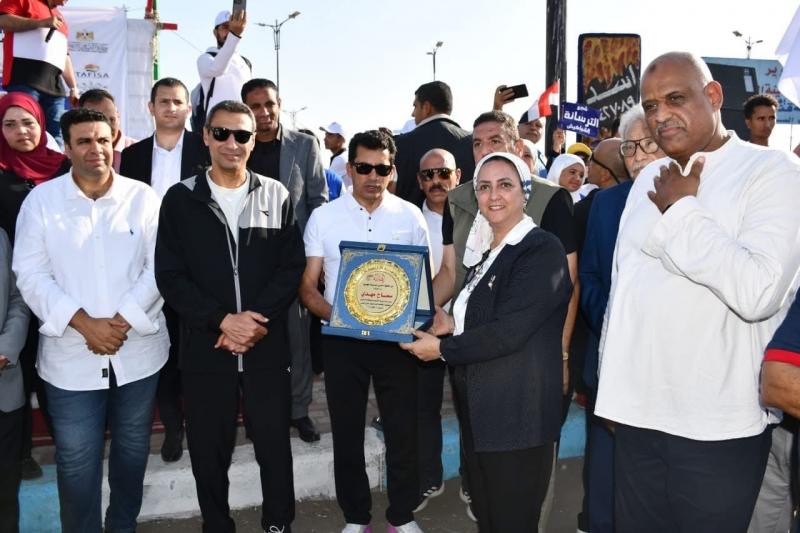 وزير الشباب والرياضة ومحافظ السويس يفتتحان مسيرة مهرجان يوم المشي العالمي