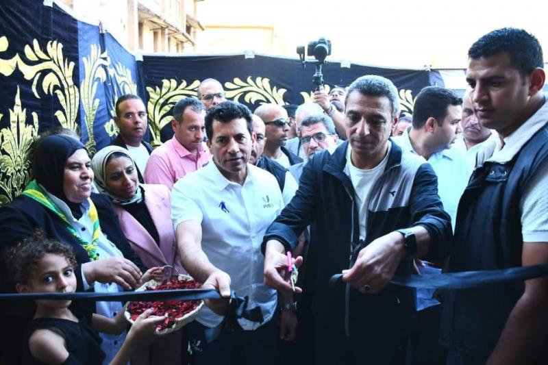 وزير الشباب والرياضة ومحافظ السويس يفتتحان صالة فنون قتالية وملعب خماسي بمركز شباب فيصل