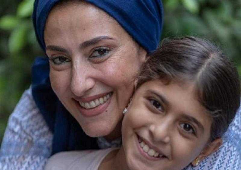 مش عايزة أسرق طفولتها.. حنان مطاوع تروي تفاصيل واقعة ملاحقتها وابنتها للتصوير