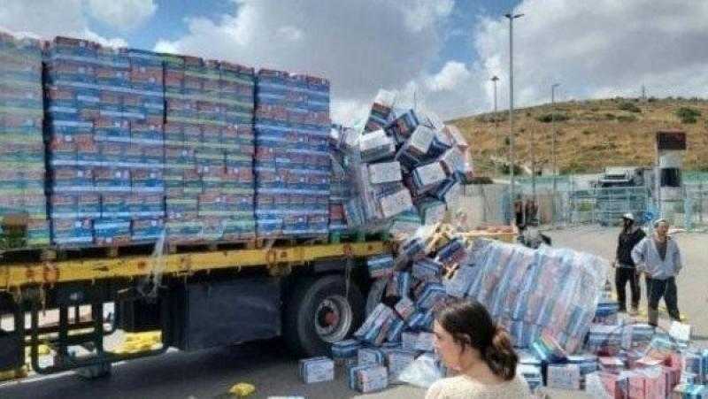 متطرفون إسرائيليون يقطعون طريق شاحنات مساعدات متجهة إلى غزة