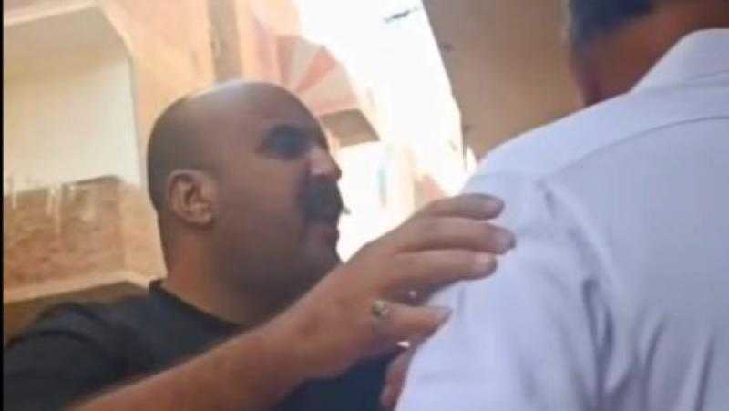 لحظة صفع رجل مسن تثير غضب السوشيال ميديا.. وتحرك عاجل من الأمن