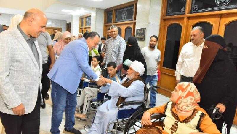 محافظ أسيوط يسلم كراسي كهربائية وماكينات خياطة لذوي الهمم والسيدات المعيلات