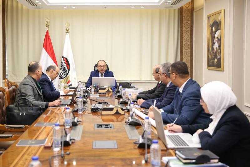 وزير قطاع الأعمال يتابع جهود التوافق مع آلية تعديل حدود الكربون لتعزيز تنافسية الصادرات