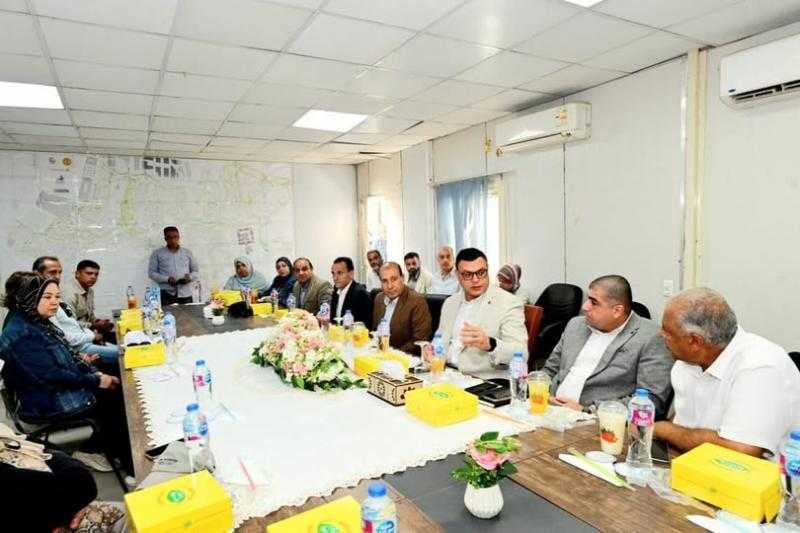 وزير الإسكان يعقد اجتماعًا مع الشركات العاملة بحدائق تلال الفسطاط