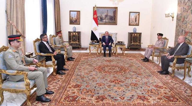 رئيس أركان القوات البرية الباكستانية يُهنئ الرئيس السيسي على نجاح قمة شرم الشيخ للسلام