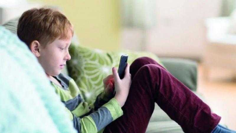 سلبيات تعرض الأطفال لمحتوى السوشيال ميديا لفترات طويلة