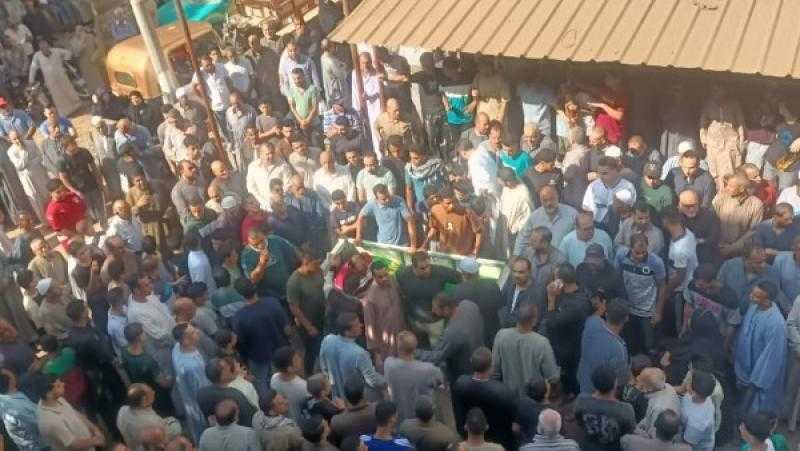 جنازة مهيبة.. أهالي قرية بالمنوفية يودعون شابا قتل على يد زميله
