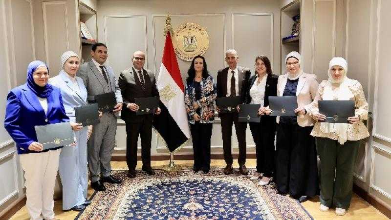 وزيرة التضامن تكرم الإدارة العامة لرعاية المسنين تقديرًا لتميزها خلال شهر أكتوبر