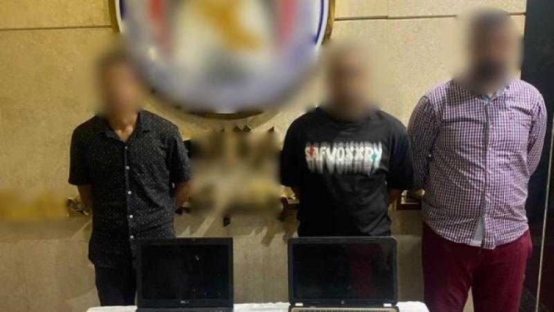 ببطاقات مضروبة.. موظفان بخدمة العملاء يستوليان على أرقام هواتف المواطنين المميزة لإعادة بيعها