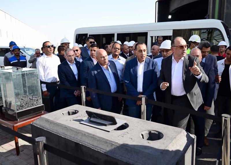 رئيس الوزراء يتفقد مراحل الإنتاج بمصنع الشركة المصرية لبلوكات الأنود الكربونية بالسخنة