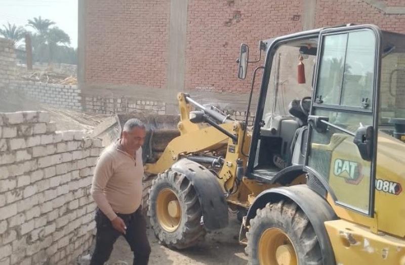 إزالة 15 حالة تعدِ على أراضٍ زراعية بقرية ”بيهمو” بالفيوم