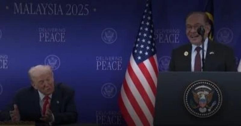 رئيس وزراء ماليزيا يمازح ترامب: ”أنا دخلت السجن وأنت قرّبت”