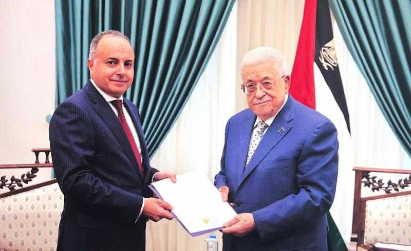 سفير مصر برام الله يسلم الرئيس الفلسطيني دعوة للمشاركة في حفل افتتاح المتحف المصري الكبير