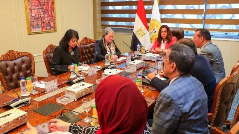 وزيرة التنمية المحلية تبحث نتائج برنامج التنمية المحلية بصعيد مصر وجهود خلق فرص العمل