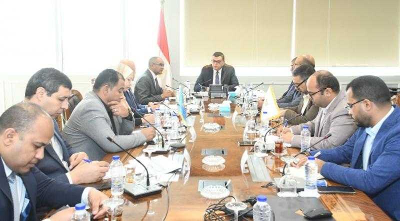 وزير الإسكان يتابع سير العمل بقطاع التخطيط والمشروعات بهيئة المجتمعات العمرانية