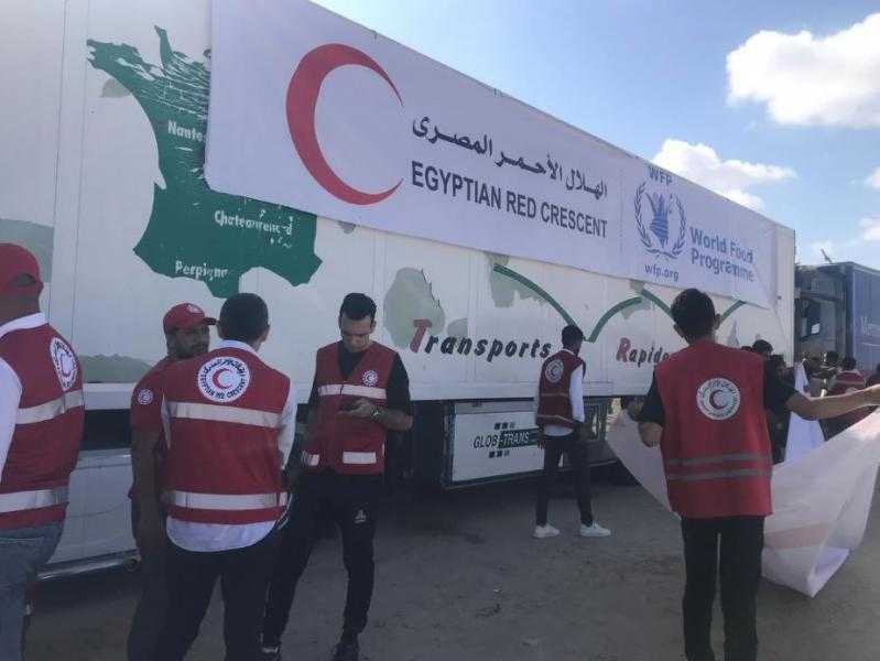الهلال الأحمر يدفع بأكثر من 10 آلاف طن مساعدات إنسانية وبترولية عبر قافلة «زاد العزة» الـ 59 إلى غزة