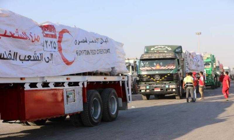 اصطفاف العشرات من شاحنات المساعدات أمام معبر رفح تمهيدا لإدخالها لغزة