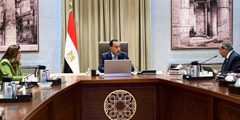 رئيس الوزراء يتابع مع محافظ بورسعيد عددا من المشروعات الاستثمارية الجاري تنفيذها في المحافظة