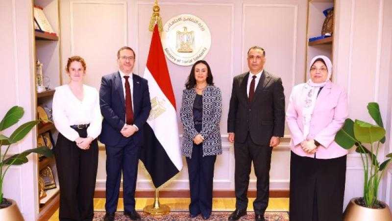 وزيرة التضامن تلتقي سفير المملكة المتحدة بالقاهرة