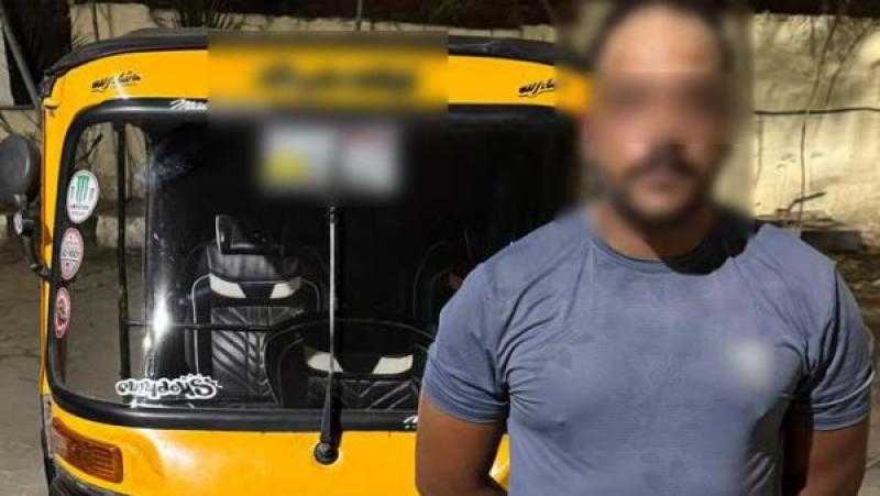 القبض على سائق توك توك صدم سيارة مواطن وتعدى عليه بعصا خشبية