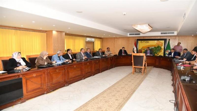محافظ الفيوم يوجّه بتوفير الرعاية الصحية وفرص العمل للشباب والفتيات وذوي الهمم