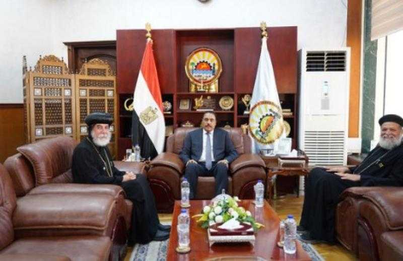 محافظ مطروح يلتقي الأنبا كاراس أسقف مطروح والخمس مدن الغربية